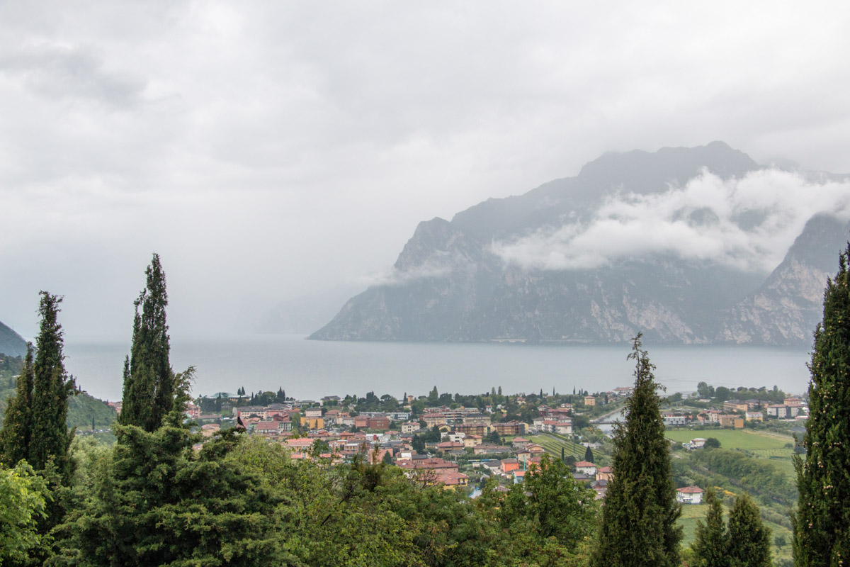 Gardasee Tipps Garda Trentino: Die Aussicht auf Torbole bei Regen