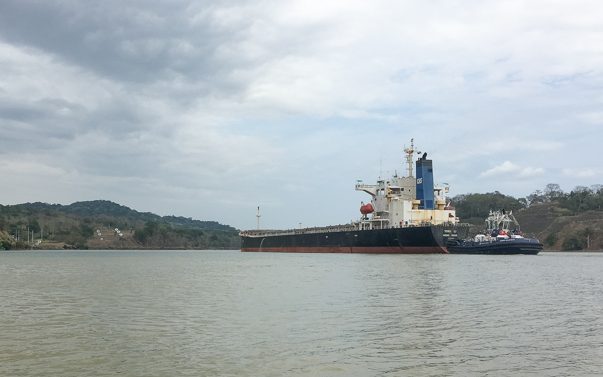 Panama Sehenswürdigkeiten Panamakanal Lotsenschiff mit Kontainerschiff