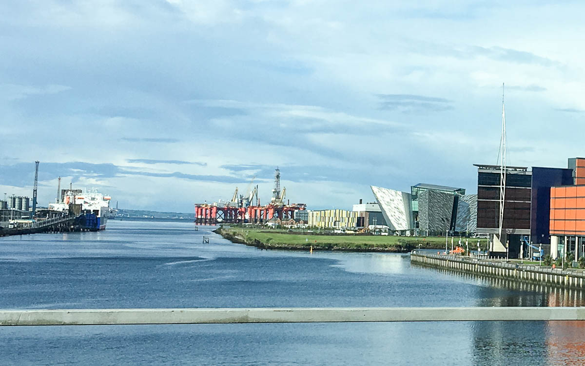 Belfast Sehenswürdigkeiten Ausblick Titanic Museum Hafen