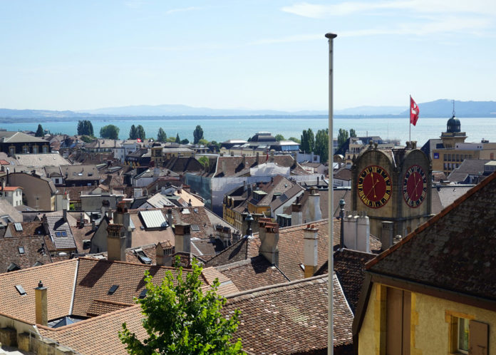 Neuchâtel Sehenswürdigkeiten Blick auf Neuenburger See und Stadt Neuchâtel Sehenswürdigkeiten Blick auf Neuenburger See und Stadt
