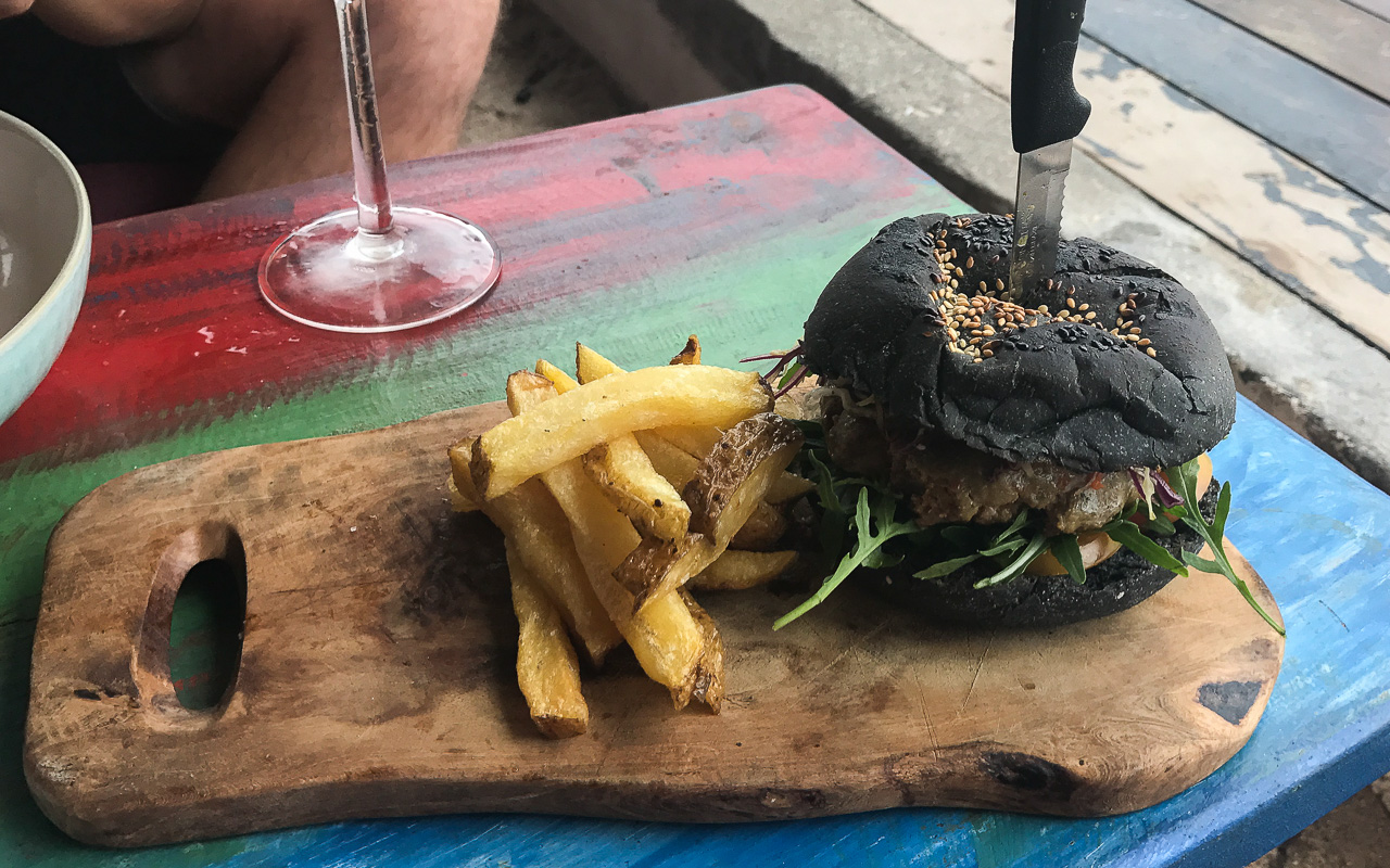 Thunfisch Burger mit Kartoffelecken Mowi's Gili Air