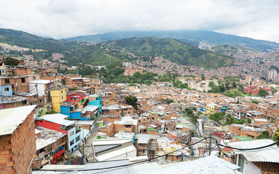 Ausblick Comuna 13 auf Medellin ins Tal