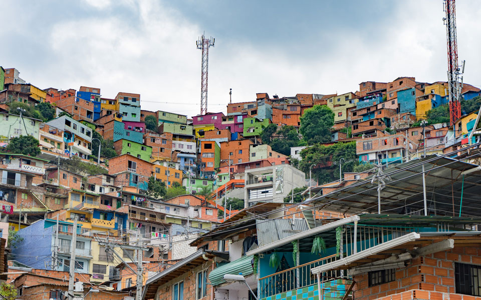 Bunte Häuser in der Comuna 13 in Medellin
