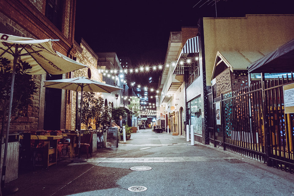 Peer Street Adelaide am Abend