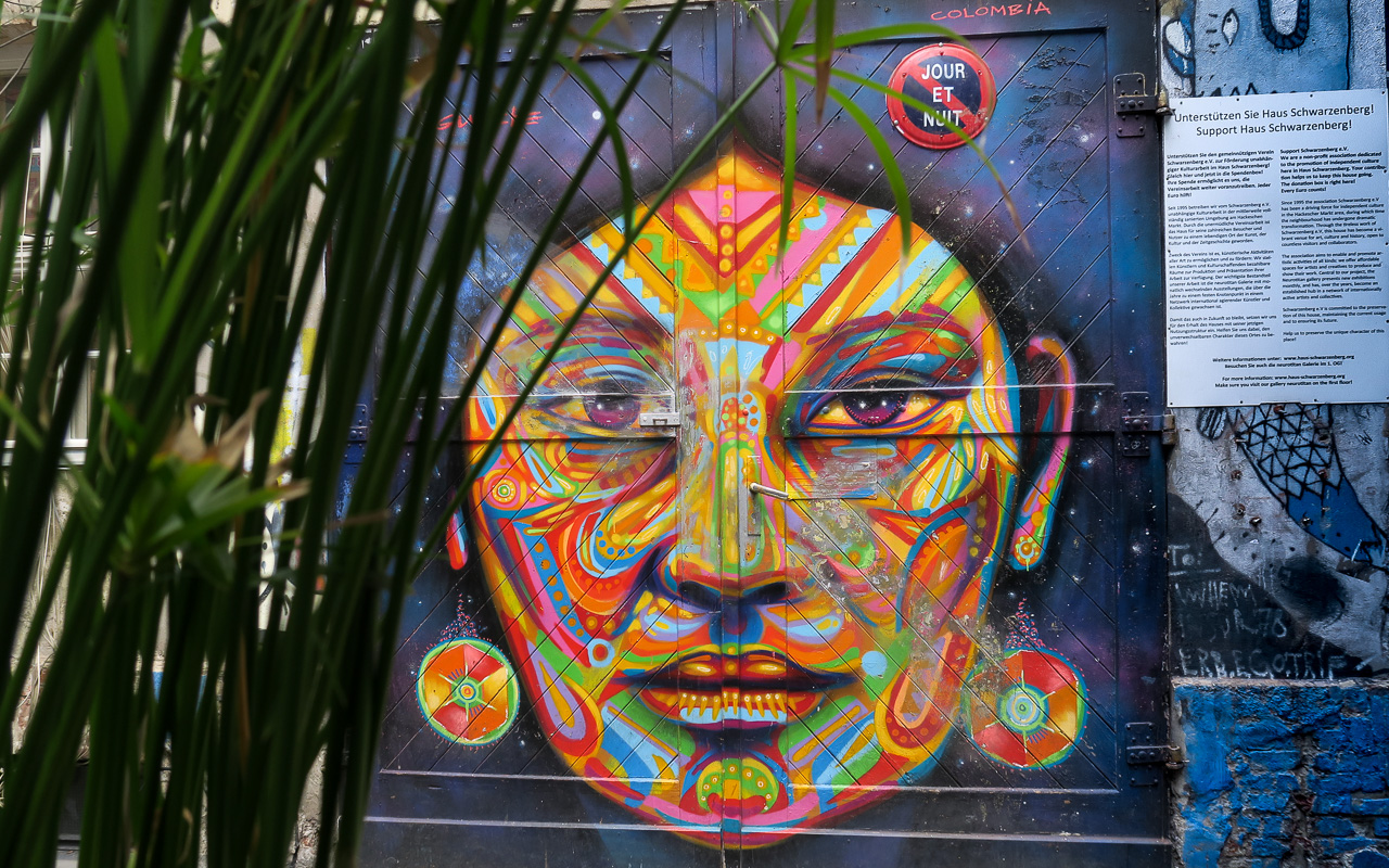 Indigene Street-Art im Innenhof Haus Schwarzenberg, Hackescher Markt Berlin