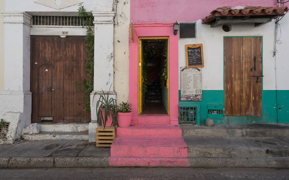 Bunte Eingänge in Cartagena