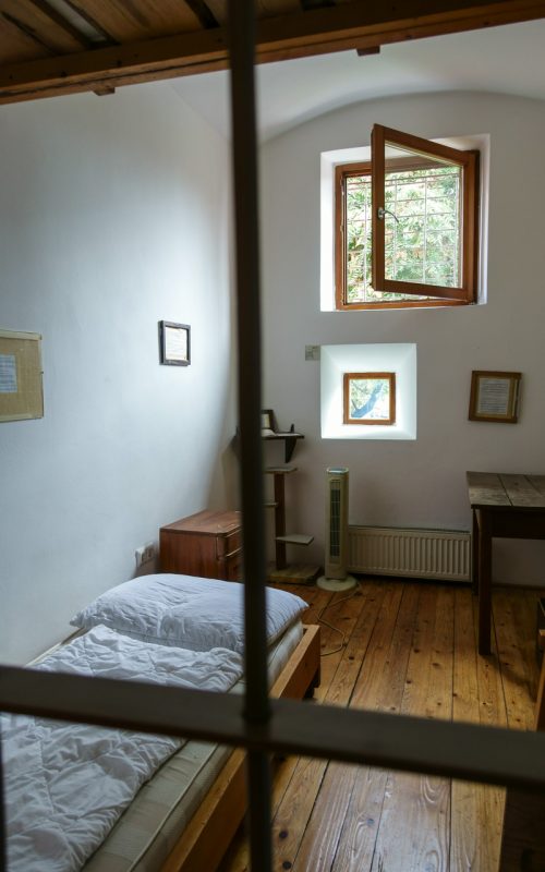 Mietzimmer in einem alten Gefängnis in Ljubljana, Slowenien.