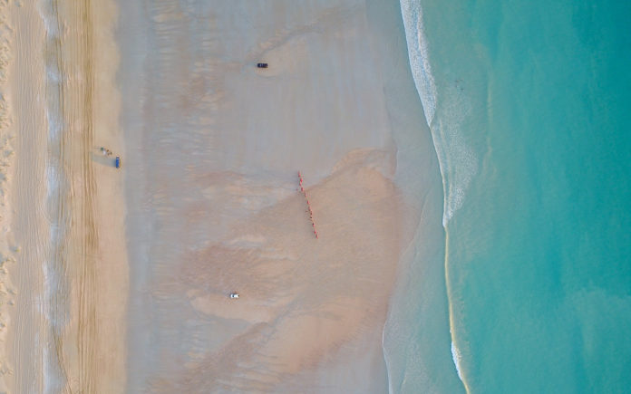 broome-cable-beach-luftaufnahme Broome Cable Beach Kamele Autos