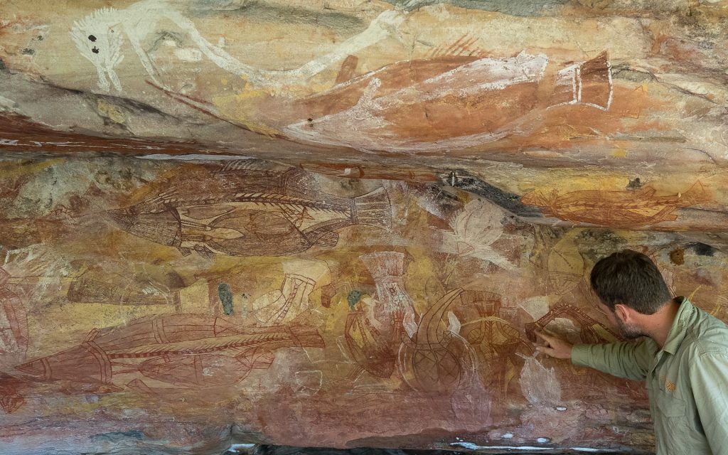 arnhem-land-rock-painting-kakadu-cultural-tour-australien