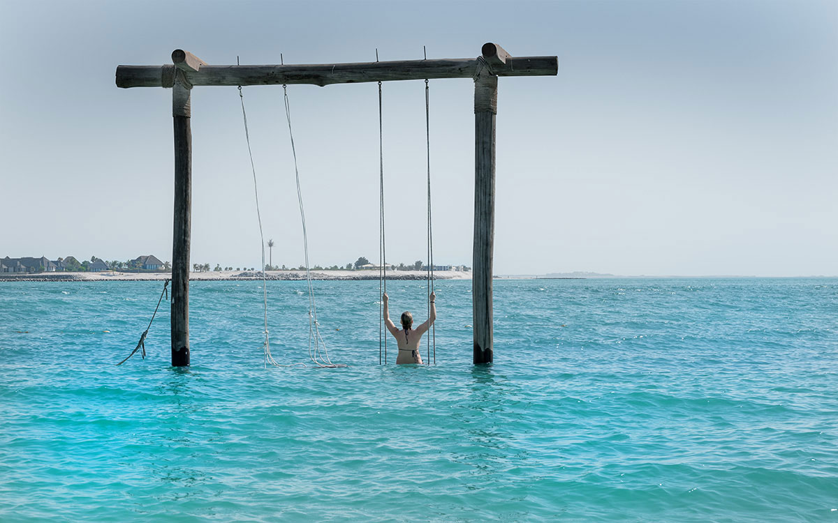Zaya-Nurai-Island-Abu-Dhabi-Schaukeln-Im-Wasser