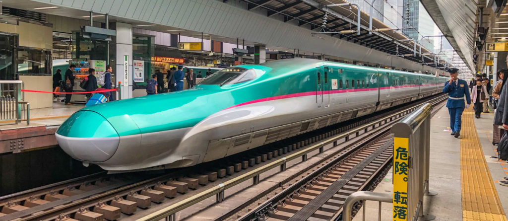 Shinkansen Bullet Train "class =" lui lui-verborgen wp-image-37134 "srcset =" https://viel-unterwegs.de/wp-content/uploads/2018/02/bullet-train-japan-1024x445.jpg 1024w , https://viel-unterwegs.de/wp-content/uploads/2018/02/bullet-train-japan-500x218.jpg 500w, https://viel-unterwegs.de/wp-content/uploads/2018/ 02 / bullet-train-japan-768x334.jpg 768w, https://viel-unterwegs.de/wp-content/uploads/2018/02/bullet-train-japan.jpg 1200w "data-lazy-sizes =" ( max. breedte: 1024 px) 100 VW, 1024 px