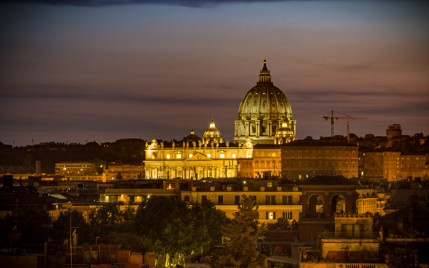 Uitzicht op Piazza del Popolo op de Sint-Pietersbasiliek