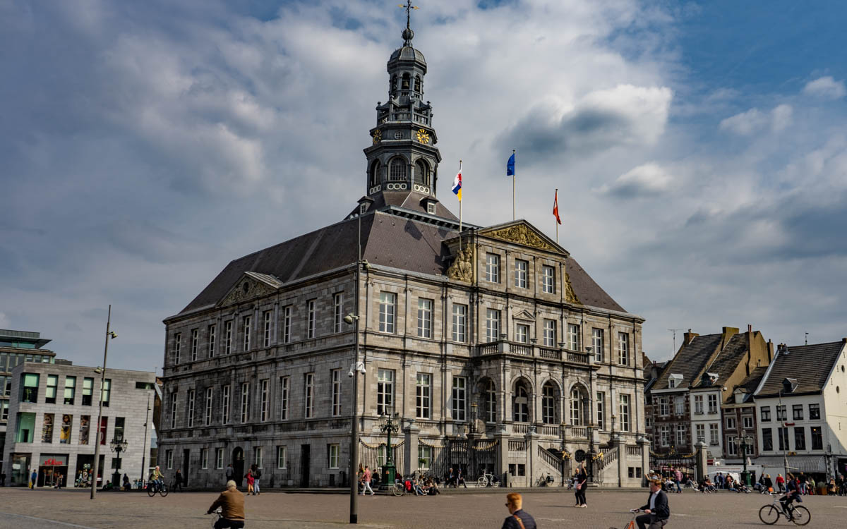 Das Rathaus von Maastricht, eine der wichtigsten Sehenswürdigkeiten der niederländischen Stadt.