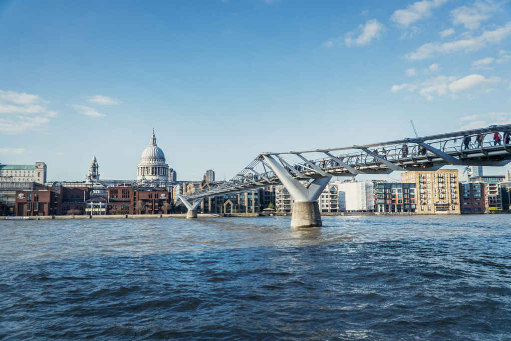 England Reiseziele: Die schönsten Orte & besten Tipps 6 Millenium Bridge Harry Potter London Drehort