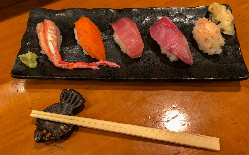 japan-knigge-sushi "class =" wp-image-43191 "srcset =" https://viel-unterwegs.de/wp-content/uploads/2020/03/japan-knigge-sushi-1024x640.jpg 1024w, https : //viel-unterwegs.de/wp-content/uploads/2020/03/japan-knigge-sushi-500x313.jpg 500w, https://viel-unterwegs.de/wp-content/uploads/2020/03/ japan-knigge-sushi-768x480.jpg 768w, https://viel-unterwegs.de/wp-content/uploads/2020/03/japan-knigge-sushi.jpg 1200w "sizes =" (max-breedte: 1024px) 100 vw, 1024 px