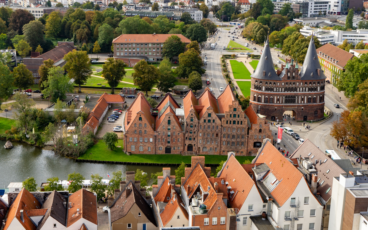 Vom Turm der St. Petri Kirche hast du die schönste Aussicht über Lübeck.