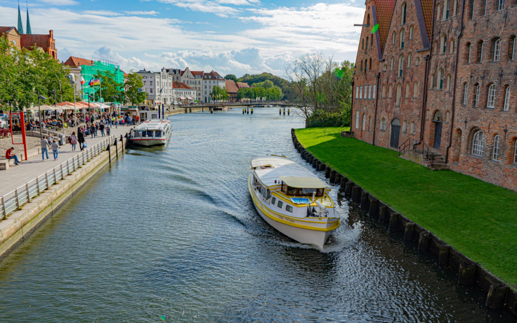 Die Trave fließt direkt durch Lübeck. Am Fluss ist alles sehenswert.