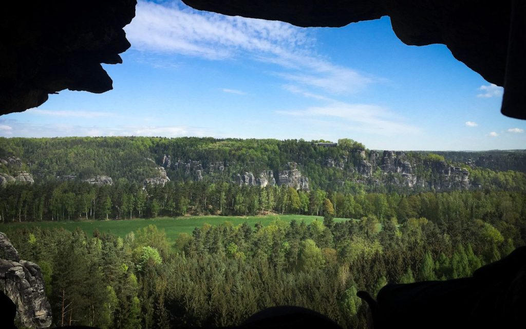 Höhlenblick im Elbsandsteingebirge in der Sächsischen Schweiz