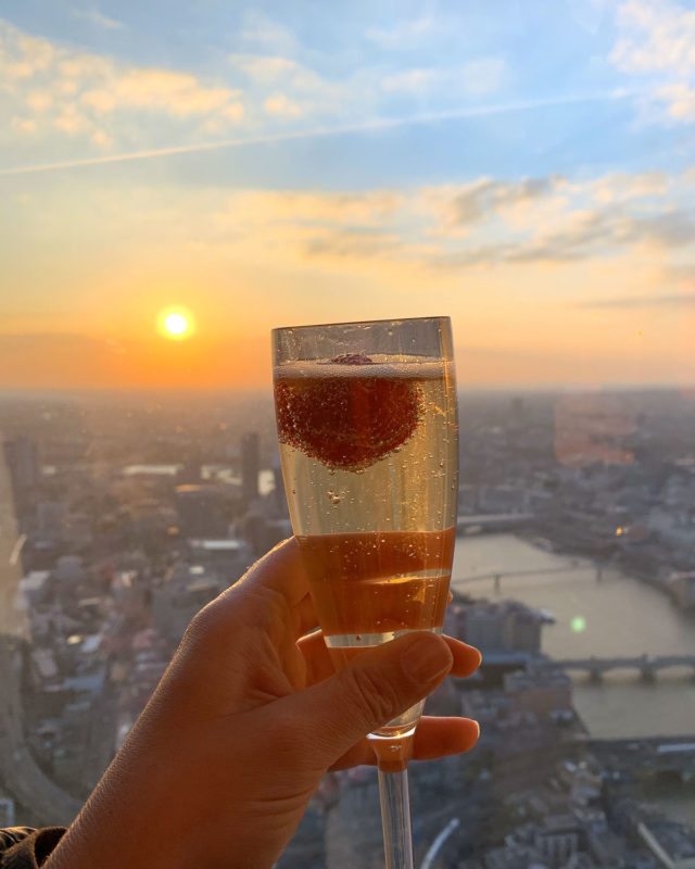 Ein Drink zum Sonnenuntergang vom The Shard Gebäude bei bester Aussicht auf London