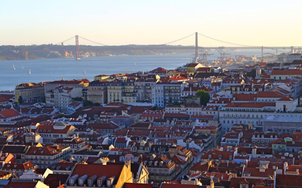 Blick über die Alfama in Lissabon