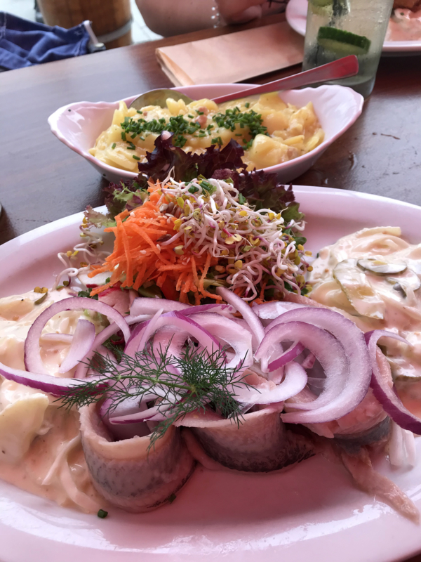 Warmer Kartoffelsalat mit Matjes in der Fischküche Laboe