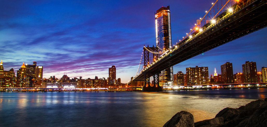 Aussicht auf die Brooklyn Bridge und Manhattan bei Nacht
