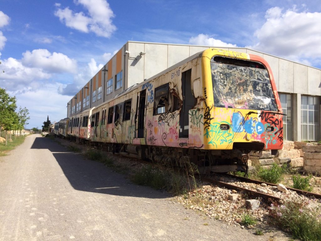 Stillgelegter Eisenbahn-Wagen auf dem Via Verde auf Mallorca