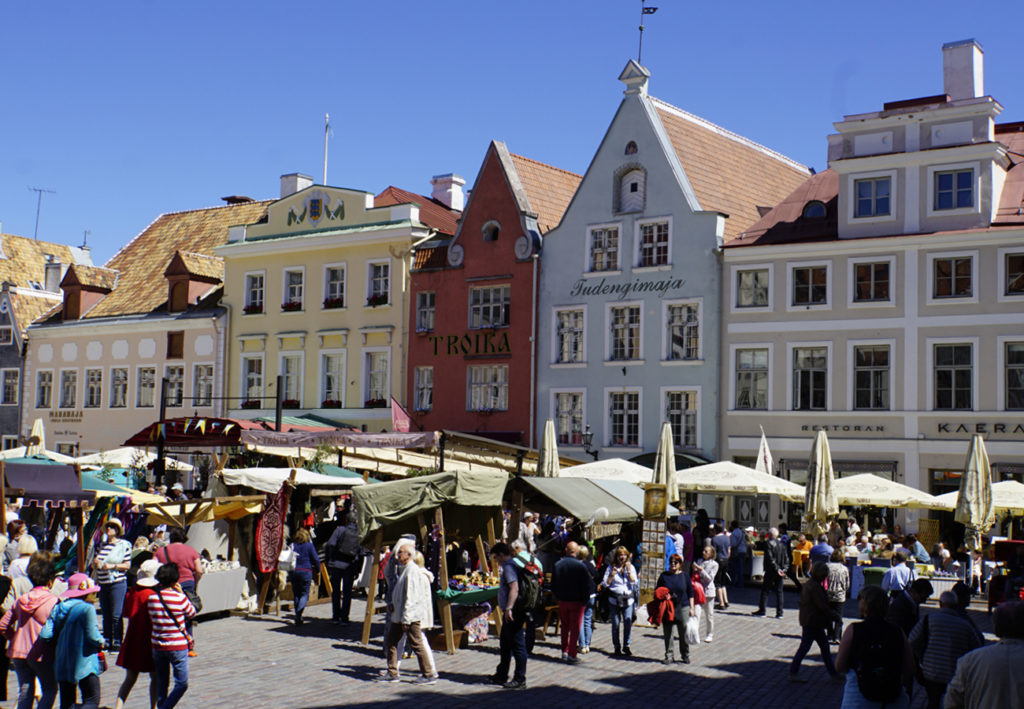 Estland Sehenswuerdigkeiten Tallinn Marktplatz