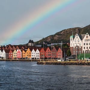 Bergen in Norwegen mit Regenbogen