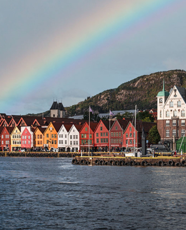 Bergen in Norwegen mit Regenbogen