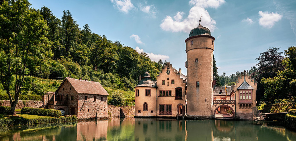 Schloss Mespelbrunn Ist Ein Wasserschloss Und Eines Der Schönsten Schlösser In Deutschland