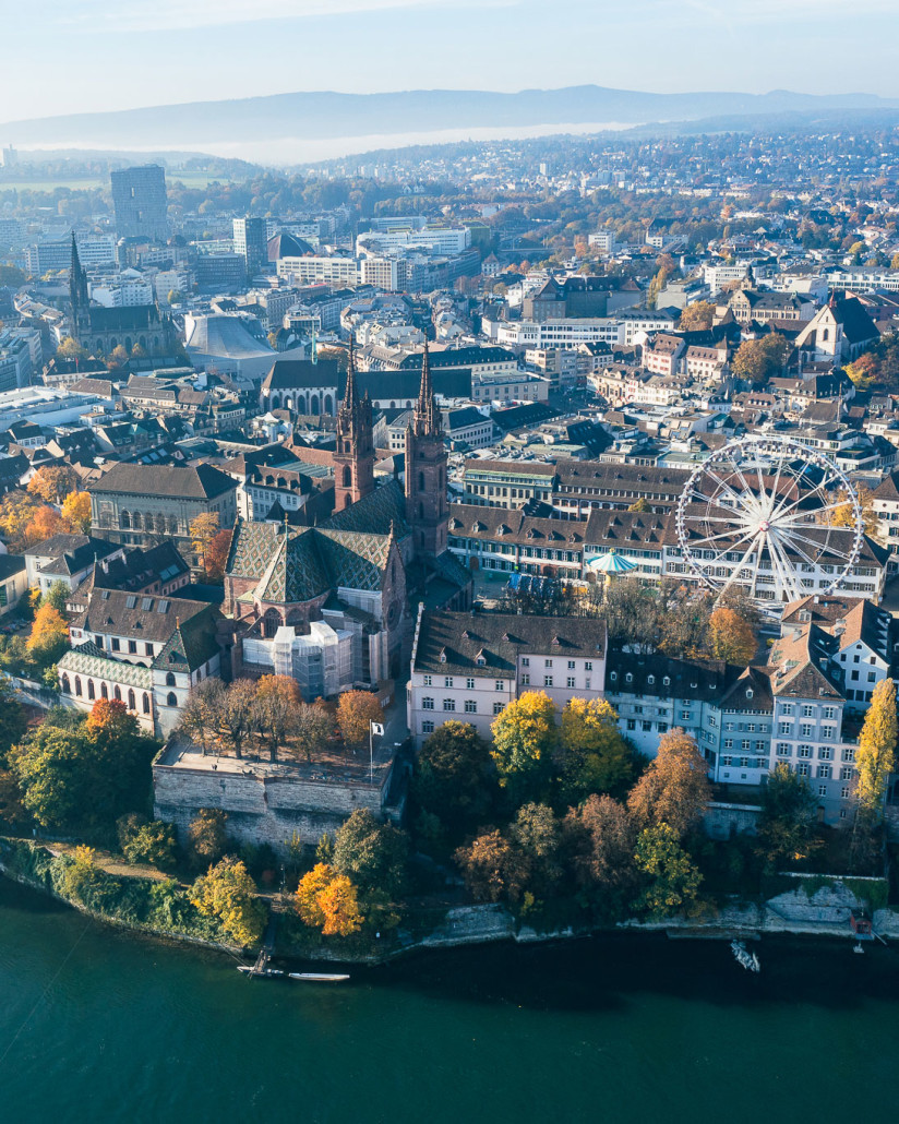 Die Pfalz und das Münster sind die bekanntesten Basel Sehenswürdigkeiten. Hier von oben.