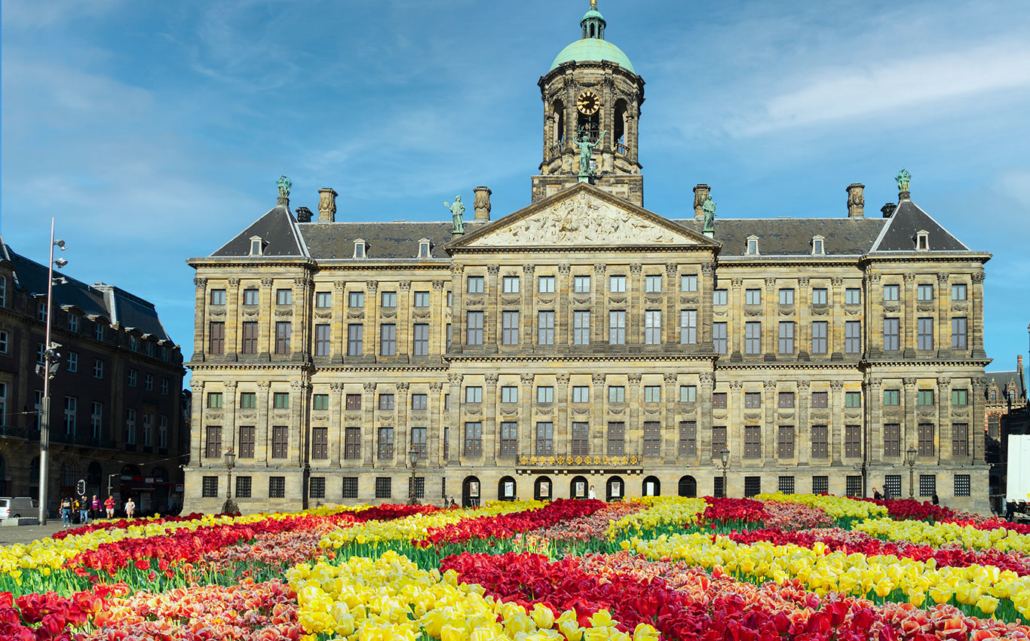Königspalast Amsterdam am Dam Platz mit Tulpen im April