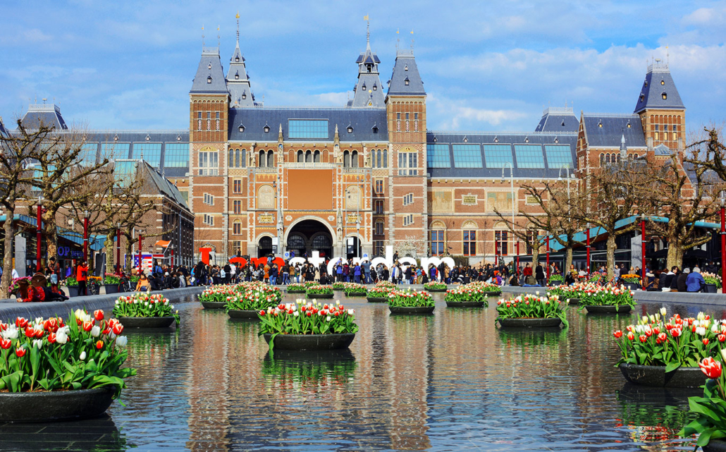 Rijksmuseum - Das Nationalmuseum In Amsterdam Im April Mit Tulpen