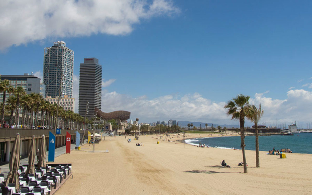 Strand in Barcelona: Der Strand und die Strandpromenade in Barcelona