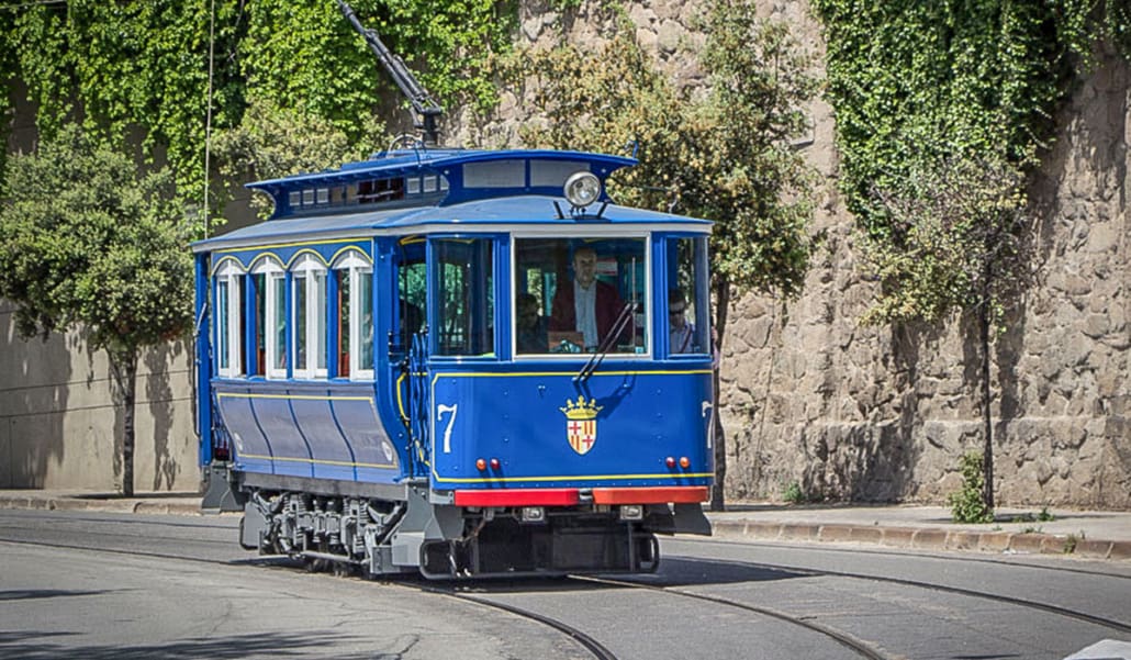 Die historische Straßenbahn Tramvia Blau fährt ganz langsam den Berg hinauf