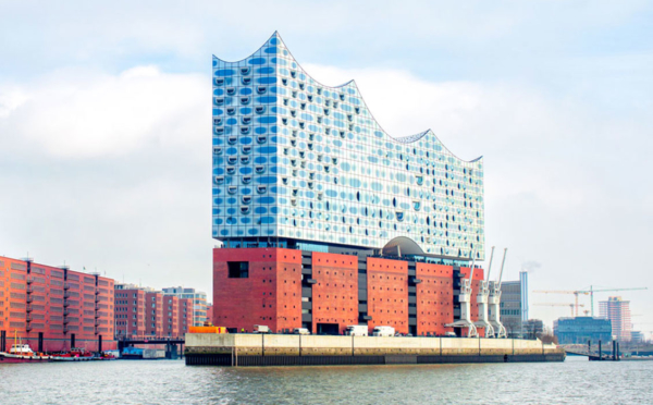 Elbphilharmonie Hamburg vom Wasser aus