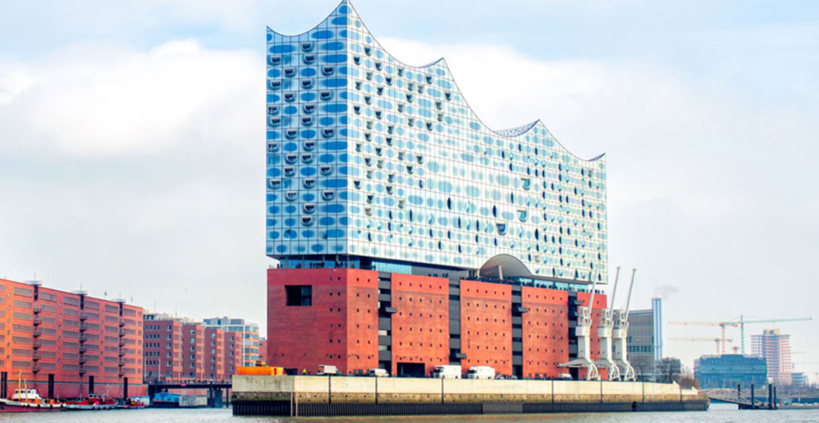Elbphilharmonie Hamburg vom Wasser aus