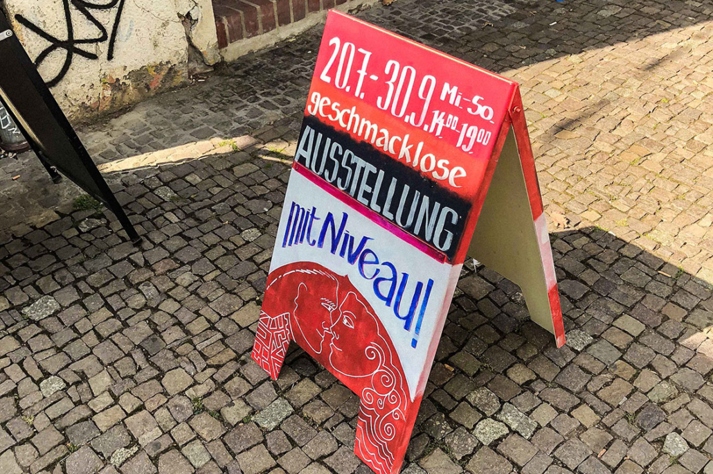 "Geschmacklose Ausstellung mit Niveau!" Schild am Karli in Leipzig