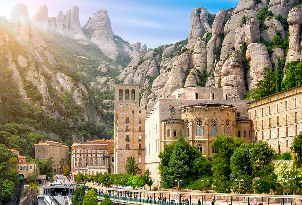 Das Kloster Montserrat liegt malerisch in den Bergen