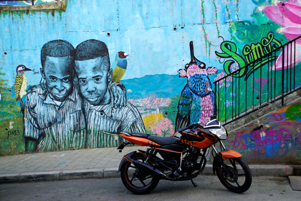 Zwei Jungs-Graffiti in der Comuna 13 in Medellín