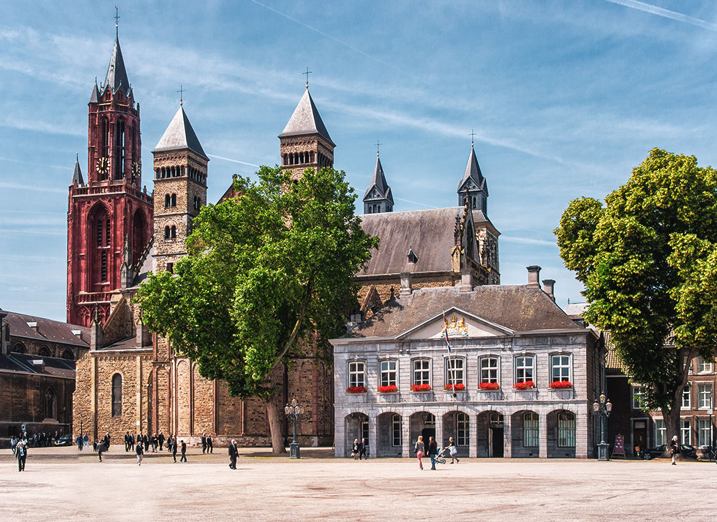 Der Vrijthof ist der zweitgrößte Platz inmitten der Altstadt von Maastricht. Wunderschön und sehenswert.