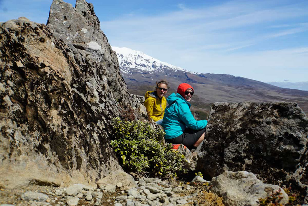 Pause mit Aussicht beim Wandern im Tongariro Nationalpark