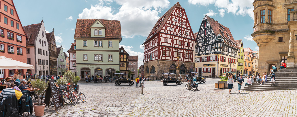 Marktplatz in Rothenburg mit prächtigen Bürgerhäusern