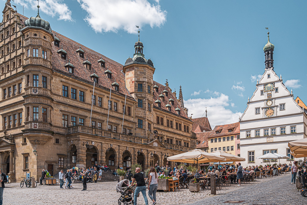 Rathaus mit großer Schautreppe vor der Renaissance-Fassade in Rothenburg