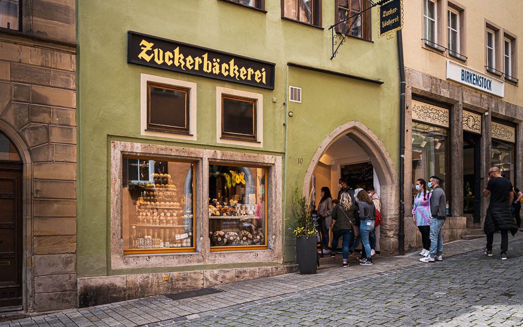 Schlange stehen beim Schneeballen kaufen: Zuckerbäckerei in Rothenburg ob der Tauber