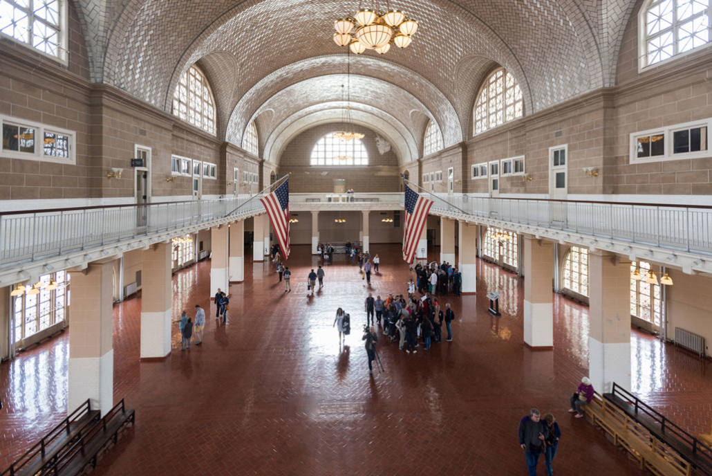 Hauptgebäude der Ankunftshalle auf Ellis Island in New York