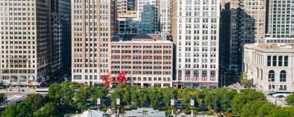 Chicago Cloud Gate Bean mit Skyline im Herbst