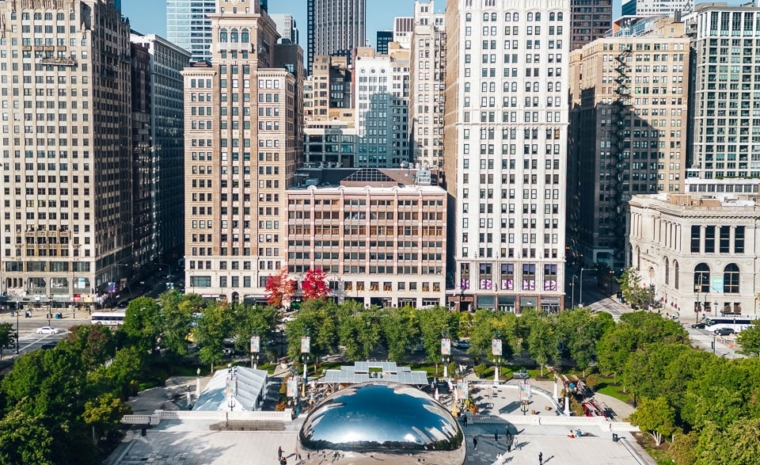 Chicago Cloud Gate Bean mit Skyline im Herbst