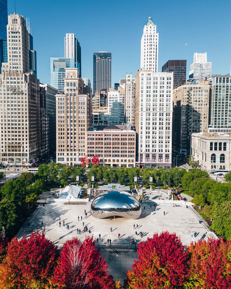 Chicago Cloud Gate Bean mit Skyline im Herbst